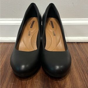 Women’s size 9 black Clarks heels